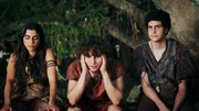 H&auml;uptlingssohn Ubu (Itay Tarhanov, Mitte) droht die Verbannung. Booga (Noa Astanjelove, links) und Ringo (Asaf Balikov) schmieden mit ihm einen Plan.
