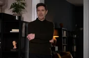 Jake Strathearn (Paul McGann) hält seine Therapiesitzungen in der eigenen Praxis. Jake Strathearn (Paul McGann) hält seine Therapiesitzungen in der eigenen Praxis.