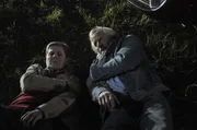 Als Bamberger und Martin den Wagen aus dem Graben schieben wollen, st&uuml;rzen die beiden ungl&uuml;cklich. Von links: Roland Bamberger (Horst Kummeth) und Martin Kirchleitner (Hermann Giefer).