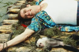 Ace Ventura (Jim Carrey) und sein haariger Freund in der Klemme.