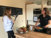Neue Gesch&auml;ftsideen: Yvonne Liebl und ihre Tochter Annika drehen Kochvideos f&uuml;r die sozialen Medien.