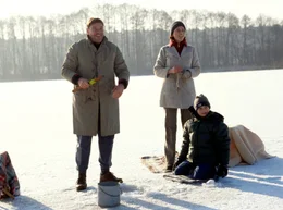 Als seihen sie die eigentliche Familie: Katja (Claudia Michelsen) hat ihren Sohn Daniel (Fabio Beyer) und Frank Karmann (G&ouml;tz George) zum Eisangeln mitgenommen.