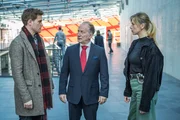 Dominik Morgenstern (Joscha Kiefer, l.) und Resi Schwaiger (Mersiha Husagic, r.) befragen Gerhard Beck (Stefan Merki, M.). Dominik Morgenstern (Joscha Kiefer, l.) und Resi Schwaiger (Mersiha Husagic, r.) befragen Gerhard Beck (Stefan Merki, M.).