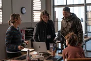 Das Team der "Marine Homicide Unit" mit Annika Strandhed (Nicola Walker), Michael McAndrews (Jamie Sives), Tyrone Clarke (Ukweli Roach, 2.v.r.) und Blair Ferguson (Katie Leung, r.) wertet Spuren im Mordfall der Schriftstellerin Cara Gibson aus.