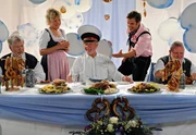 ARD STURM DER LIEBE FOLGE 1363, Alfons (Sepp Schauer, M.) tagtr&auml;umt sich ins Schlaraffenland und trifft dort auch Hildegard (Antje Hagen, 2.v.l.) und Nils (Florian Stadler, 2.v.r. mit Komparsen).