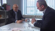 Oliver Bendixen im Gespr&auml;ch mit J&uuml;rgen B&uuml;gler, Chemiker und am Bayerischen Landeskriminalamt (LKA) in M&uuml;nchen mit der Echtheitsbestimmung von Dokumenten befasst.