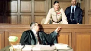 Als Natascha im Zeugenstand erscheint, um gegen Walter (Katy Karrenbauer, Mi.) auszusagen, muss ihr Anwalt Stricker (Hans Hohlbein, li.) sie beruhigen. (hi.re. Komparse)