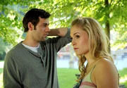 Jacob (Andreas Thiele, l.) zweifelt gegen&uuml;ber Debbie (Lea Marlen Woitack, r.), ob er Sibylle noch vertrauen kann.