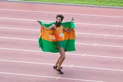 "Admiral-General" Aladeen (Sacha Baron Cohen) nutzt jedes Mittel, um zu gewinnen. Bei einem Stadionlauf erschie&szlig;t er seine Konkurrenten, um als Bester dazustehen.