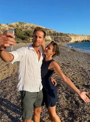 Windige Westk&uuml;ste: Julia und Tsampikos am Fourni Beach unterhalb der Monolithos Festung.