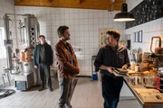 Als der Schnapsbrenner Frank F&auml;hrmann erschossen in seinem parkenden Auto gefunden wird, f&uuml;hrt es die Kommissare Jo Stoll (Peter Ketnath, M.) und Rico Sander (Benjamin Strecker, l.) zun&auml;chst zu dessen Gesch&auml;ftspartner, Paul Wernig (Christian Ehrich, r.), in die gemeinsame Destillerie. Wie standen die beiden M&auml;nner zueinander?