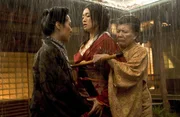 Im Geisha-Haus versuchen "Mutter" (Kaori Momoi, l.) und "Tantchen" (Tsai Chin, r.) , die Geisha Hatsumomo (Gong Li, M.) zu disziplinieren.