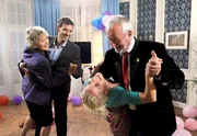 ARD STURM DER LIEBE FOLGE 1374, am Mittwoch um 15:10 Uhr im ERSTEN. Polterabend: Hildegard (Antje Hagen, l.) und Nils (Florian Stadler, 2.v.l.) sowie Tanja (Judith Hildebrandt, 2.v.r.) und Alfons (Sepp Schauer, r.) legen eine flotte Sohle aufs Parkett.