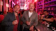 (v.l.n.r.) Tobi Kämmerer in der NFT Skybar mit Hotelmanager Hermann Spatt und Barkeeper Manfred. (v.l.n.r.) Tobi Kämmerer in der NFT Skybar mit Hotelmanager Hermann Spatt und Barkeeper Manfred.