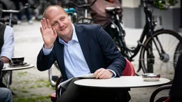 Ronald Pumm (Christian Hockenbrink) ist der Ausl&ouml;ser f&uuml;r Fabian Sorges N&ouml;te - und jetzt winkt er auch noch vom Nebentisch des Caf&eacute;s ...