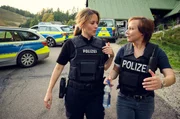 v.li.: Steffi (Lucia Schulz) berichtet Franziska Tobler (Eva L&ouml;bau) von der Aufregung, die der Todesfall in der Bergbahn ausgel&ouml;st hat.