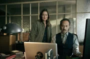 Von links: Frederike Bader (Marie Leuenberger) und Ferdinand Zankl (Michael Ostrowski) am Computer.