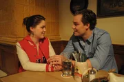 Kathi und Moritz schauen sich nach der gemeinsamen Nacht in der Brauerei verliebt in die Augen. Katharina Benninger (Carina Dengler) und Moritz (Julian Bayer).