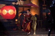 Geisha Hatsumomo (Gong Li, l.) l&auml;sst sich selbstverst&auml;ndlich von Dienstm&auml;dchen Chiyo (Suzuka Ohgo, r.) beschirmen.