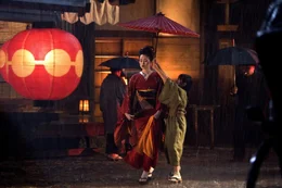 Geisha Hatsumomo (Gong Li, l.) l&auml;sst sich selbstverst&auml;ndlich von Dienstm&auml;dchen Chiyo (Suzuka Ohgo, r.) beschirmen.