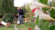Steffi H&ouml;fner bei der Gartenarbeit.