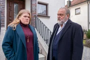 Von Manuela Thiel (Gisa Flake, l.) erhofft sich Richard Voss (Jan-Gregor Kremp, r.) einen Hinweis zu erhalten, wo sich ihre fl&uuml;chtige Schwester Franka derzeit aufh&auml;lt. Doch Manuela schweigt.
