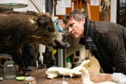 Kommissar Matti Wagner (Pierre Besson) in der Tierpr&auml;parationswerkstatt.
