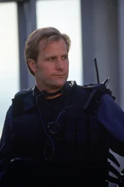 Officer Harry Temple (Jeff Daniels) wird zu einer Geiselnahme gerufen. Ein Bombenterrorist hat einen Fahrstuhl voller Geiseln in seine Kontrolle gebracht und droht, diesen abst&uuml;rzen zu lassen, wenn ihm nicht drei Millionen US-Dollar gezahlt werden.
