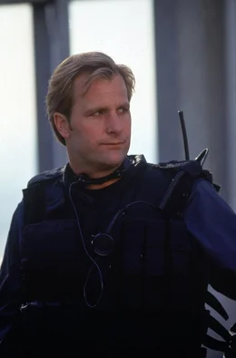 Officer Harry Temple (Jeff Daniels) wird zu einer Geiselnahme gerufen. Ein Bombenterrorist hat einen Fahrstuhl voller Geiseln in seine Kontrolle gebracht und droht, diesen abst&uuml;rzen zu lassen, wenn ihm nicht drei Millionen US-Dollar gezahlt werden.