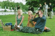Cully (Laura Howard, l.), Joyce (Jane Wymark, M.) und Tom Barnaby (John Nettles, r.). Cully (Laura Howard, l.), Joyce (Jane Wymark, M.) und Tom Barnaby (John Nettles, r.).