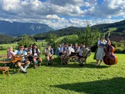 Die Hallgrafen Musikanten, im Hintergrund links Moderatorin Susanne Wiesner.