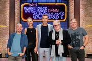 Moderator Kai Pflaume (M.) und seine Rateteam-Kapit&auml;ne Bernhard Ho&euml;cker (l.) und Elton (r.) begr&uuml;&szlig;en in dieser Sendung die Musikerin Jana Gro&szlig; (2.v.l.) und den S&auml;nger Heinz Rudolf Kunze (2.v.r.).