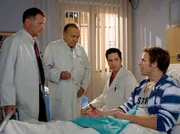 Dr. Heilmann (Thomas R&uuml;hmann, links) und Prof. Simoni (Dieter Bellmann, 2.von links) bereiten Ren&eacute; Beek (Michael Schumacher, rechts) darauf vor, dass der Daumen wahrscheinlich amputiert werden muss. Der Daumen ist entz&uuml;ndet und Ren&eacute; muss sich schnell entscheiden. Dr. Brentano (Thomas Koch) f&auml;llt in das Gespr&auml;ch und verunsichert Ren&eacute;, indem er andeutet, dass das ruhig noch einen Tag Zeit hat und man noch einen Tag abwarten sollte.