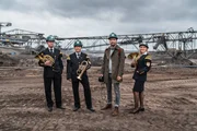 Zusammen mit dem Orchester Lausitzer Braunkohle begibt sich R&auml;uber (2. v. r.) auf die musikalischen Spuren der hiesigen Braunkohle-Kultur.