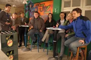 Die Lansinger &uuml;berlegen, wie sie sich an den Wangenern r&auml;chen k&ouml;nnen. Von links: Alois Preissinger (Erich Hallhuber), Lorenz Schattenhofer (Werner Rom), Yvonne Preissinger (Alexa Eilers), Florian Brunner (Tommy Schwimmer), KLD.