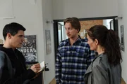 Karsten Simmler (Tim Morten Uhlenbrock, M.) wird erneut von Rico Sander (Benjamin Strecker, l.) und Selma Kirsch (Yve Burbach, r.) befragt. Der Praktikant hat nicht nur Positives &uuml;ber die Tote zu sagen.