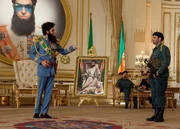 Der Diktator Admiral General Aladeen (Sacha Baron Cohen, l.) will um jeden Preis verhindern, dass sein sch&ouml;nes Land, welches er hingebungsvoll unterdr&uuml;ckt, ins Chaos der Demokratie gest&uuml;rzt wird. Da wird er nach Amerika eingeladen, um sein nukleares Atomprogramm vor den Vereinten Nationen zu rechtfertigen ...