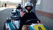 Elvis und Sohn Martin besuchen eine Kartbahn in Walldorf. Wer wird das Duell f&uuml;r sich entscheiden?
