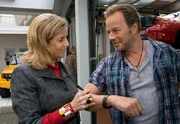 Sarah Marquardt (Alexa Maria Surholt) ist ziemlich angetan von Benjamin Wittenberg (Till Demtröder), der es sichtlich genießt, für einen Mechaniker gehalten zu werden. Doch als Sarah merkt, dass ihre Flirtversuche auf Granit stoßen, ändert sich ihre Stimmung schlagartig. Sarah Marquardt (Alexa Maria Surholt) ist ziemlich angetan von Benjamin Wittenberg (Till Demtröder), der es sichtlich genießt, für einen Mechaniker gehalten zu werden. Doch als Sarah merkt, dass ihre Flirtversuche auf Granit stoßen, ändert sich ihre Stimmung schlagartig.