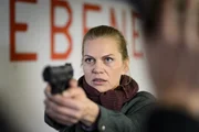 Was hat Helens One-Night-Stand, Adrian (Marcus Mittermeier), mit dem Bombenanschlag zu tun?