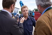 Polizist Mohr (Max M&uuml;ller, M.) zeigt den Kommissaren Hansen (Igor Jeftić, l.) und Stadler (Dieter Fischer, r.) ein Handy, das ein wichtiges Beweisst&uuml;ck in dem Mordfall sein k&ouml;nnte.
