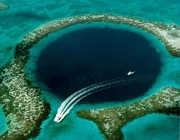 Blue Hole: Luftaufnahme des 400 Fu&szlig; tiefen ozeanischen Blauen Lochs (Lighthouse Reef Atoll Blue Hole) &ouml;stlich von Belize.