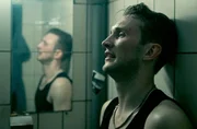 Mike Majewski (Nils Hohenhövel) ist sichtlich im Ausnahmezustand. Ist er vielleicht sogar in Trauer? Mike Majewski (Nils Hohenhövel) ist sichtlich im Ausnahmezustand. Ist er vielleicht sogar in Trauer?