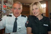 Noch versteht sich Melanie (Sanna Englund, r.) mit dem neuen Revierleiter Mark Gr&uuml;ning (Christoph M. Ohrt, l.).