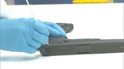 Im Labor des LKA in M&uuml;nchen werden DNA-Proben der vermutlichen Tatwaffe entnommen.