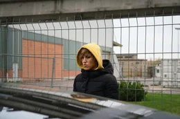 Evi (Annika Meier) wird bedroht, weil ihr Freund seinem Arbeitgeber sehr viel Geld geklaut hat.
