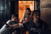 Franziska Tobler (Eva Löbau, r.) will Sven (Benjamin Lillie, l.), Nina (Pina Bergemann) und Mesut Erdem (Sahin Eryilmaz) vor ihren Verfolgern beschützen. Franziska Tobler (Eva Löbau, r.) will Sven (Benjamin Lillie, l.), Nina (Pina Bergemann) und Mesut Erdem (Sahin Eryilmaz) vor ihren Verfolgern beschützen.