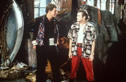 Ace Ventura (Jim Carrey, r.) warnt den ehemaligen Football-Spieler Dan Marino (Dan Marino, l.). Er k&ouml;nnte das n&auml;chste Opfer des Maskottchen-Entf&uuml;hrers werden.