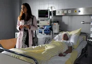 Eva (Uta Kargel, l.) hofft eindringlich, dass Markus (Tobias D&uuml;rr, r.) die OP gut &uuml;berstanden hat.