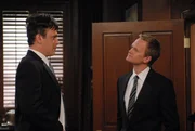 Um nicht gar so grausam auszusehen, bekommt Marshall (Jason Segel, l.) ein Toupet. Barney (Neil Patrick Harris, r.) ist beeindruckt ...